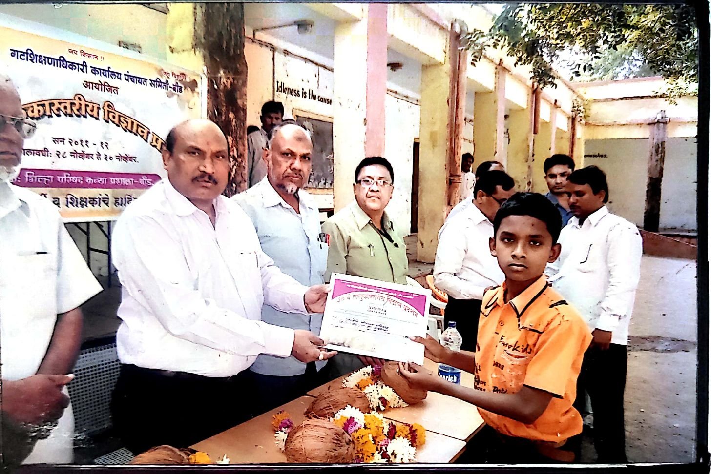 A student of Panchkosh Prabodhini receiving the first prize in the storytelling competition