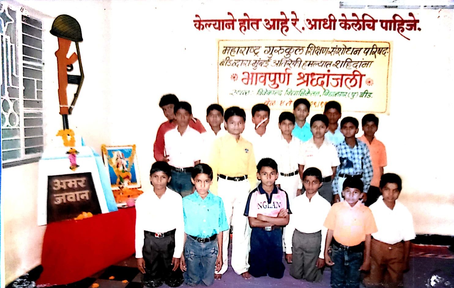 Students of Panchkosh Prabodhini paying tribute to the martyrs of the Mumbai terrorist attack during the program
